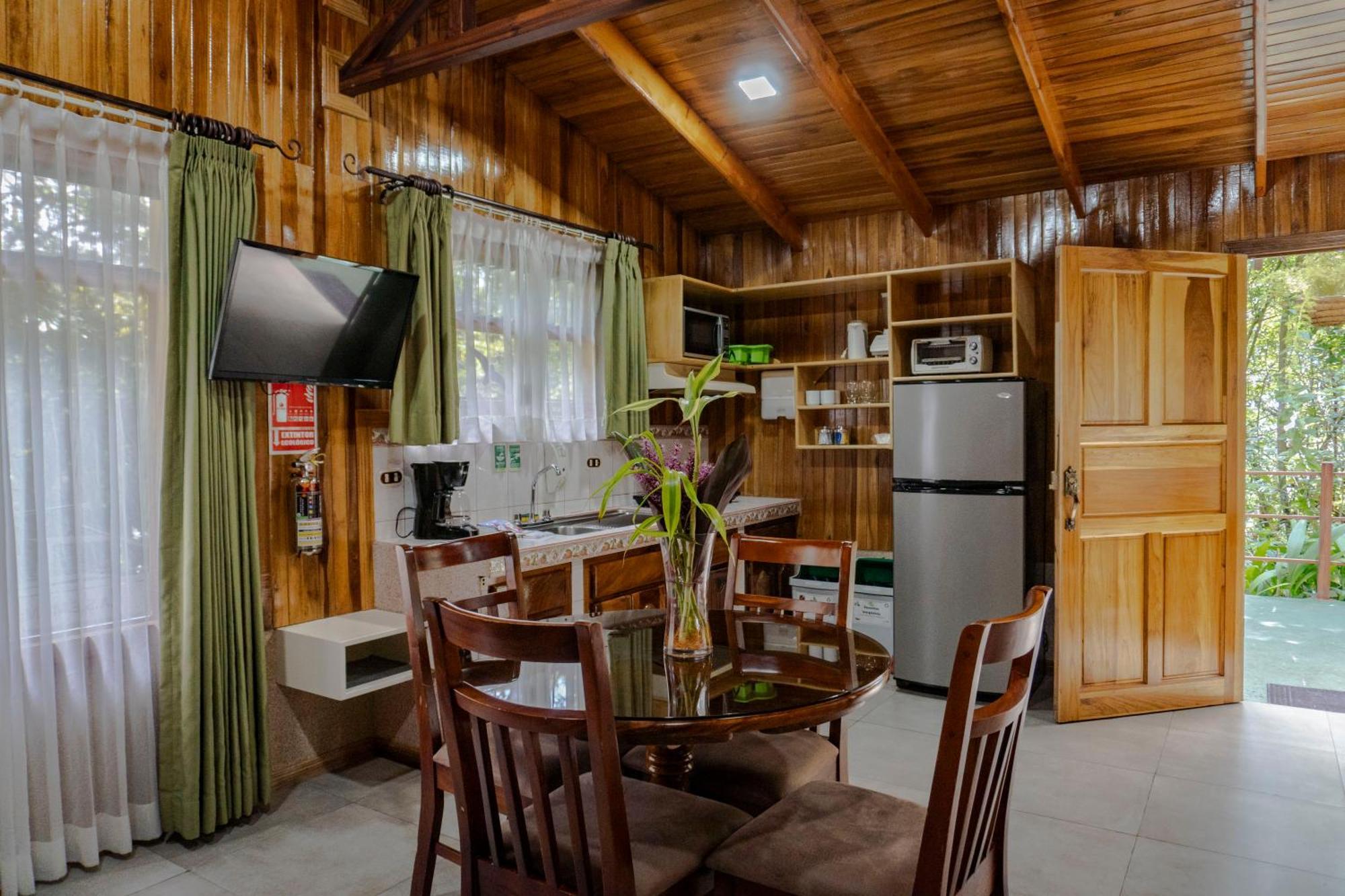 Los Pinos Cabins & Reserve モンテベルデ 部屋 写真